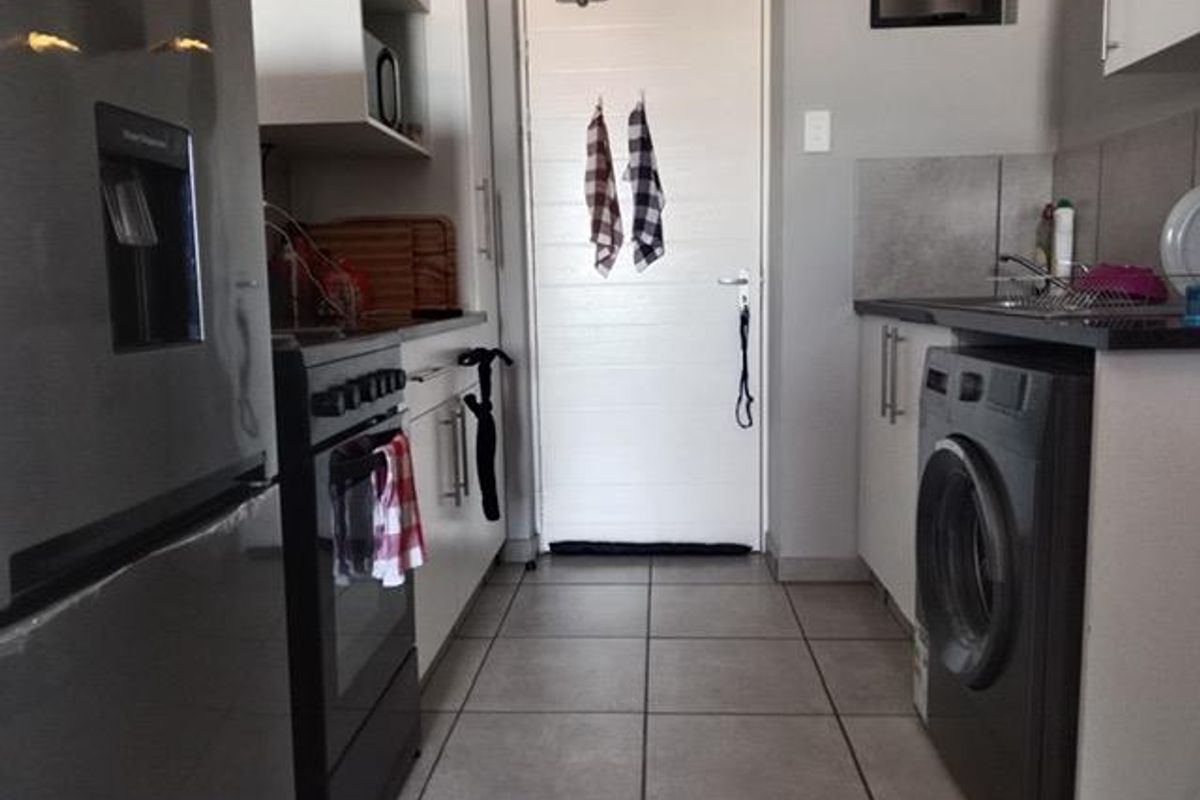 Cranes@Riverside - R 585 000, 2 Beds, 1 Bath - Photo 4