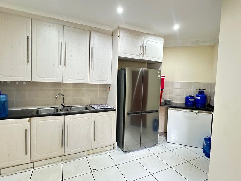 Spacious 4-Bedroom Family Home with Flatlet To Rent in Ninapark - Photo 10