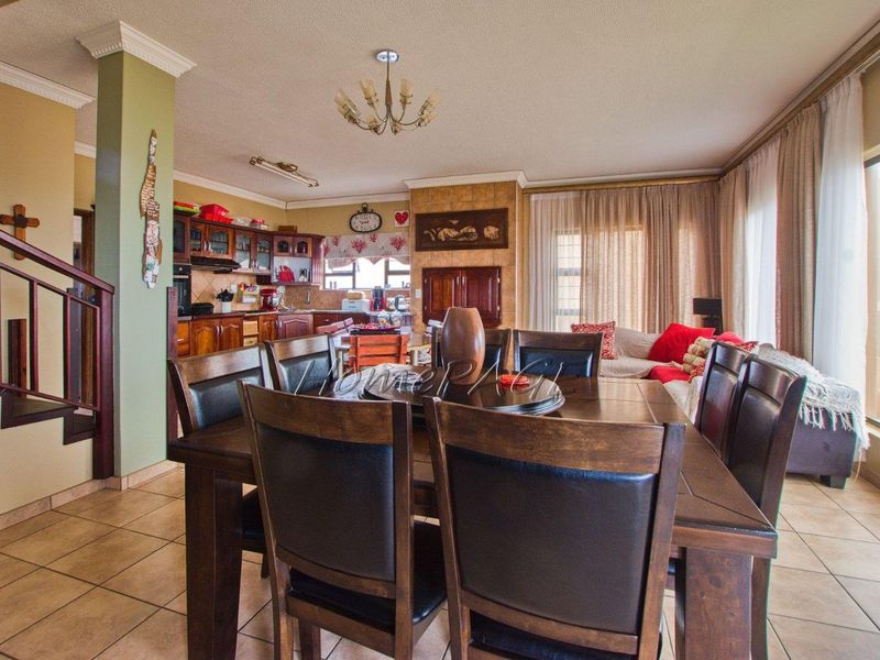 Ext 6, Beach Front, Henties Bay: HUGE 7 Bedr home with sea views for sale - Photo 4