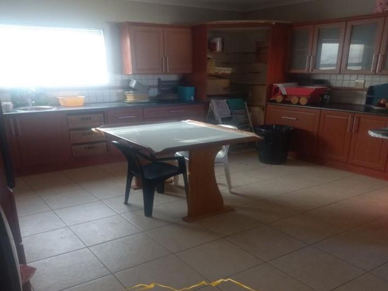 Walvisbay, Fairways Estate | Spacious 3 Bedroom House with Flat for sale - Photo 4