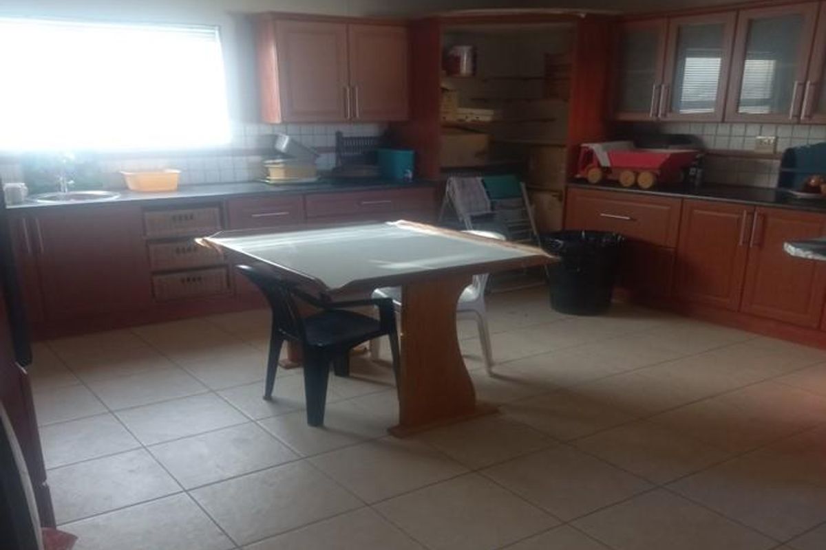 Walvisbay, Fairways Estate | Spacious 3 Bedroom House with Flat for sale - Photo 4