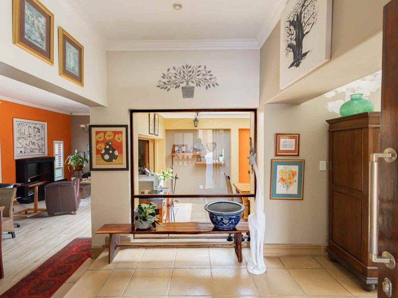 Stylish 3 Bedroom Home Offering Refined Estate Living - Photo 8