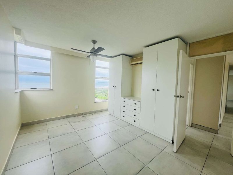 Hendra - Spacious 3 Bedroom apartment with sea views and 24 hour security - Photo 8