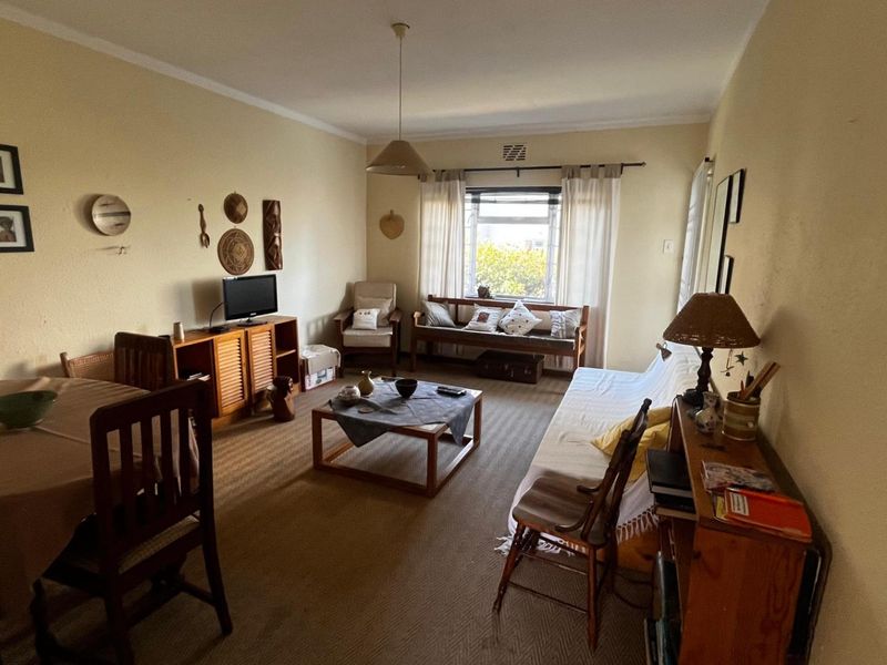 Corner Apartment Full of Potential in Leafy Tamboerskloof - Photo 2