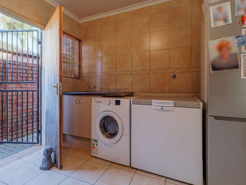 Three bedroom simplex with double garage - Heuwelsig Estate - Centurion - Photo 8
