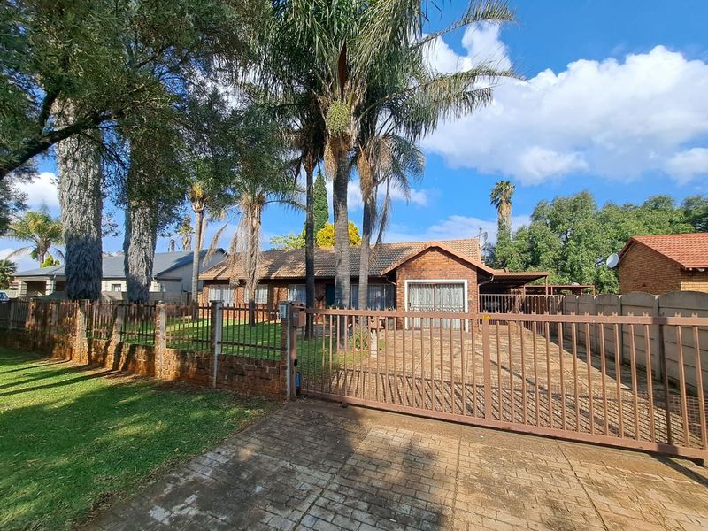 Spacious Family Home with Lush Garden & Entertainment Area - Photo 3