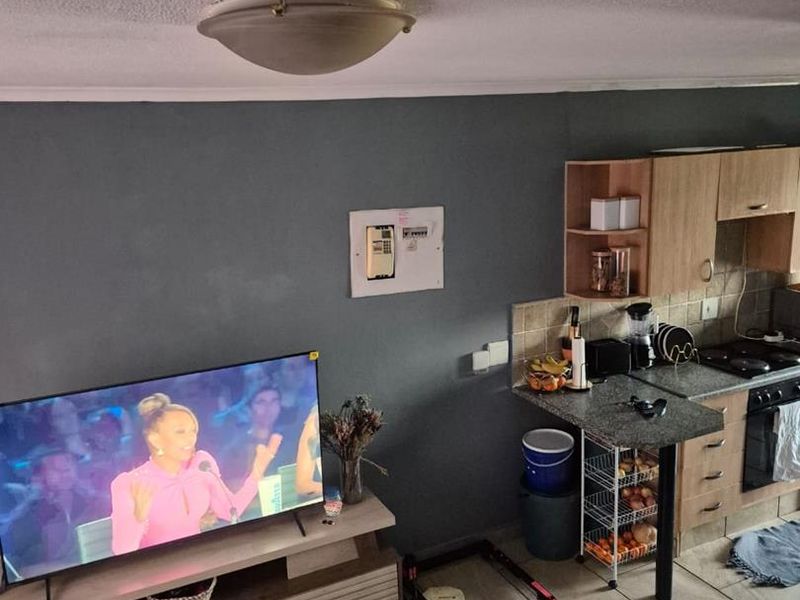 Upstairs neat apartment for Rent - Photo 6