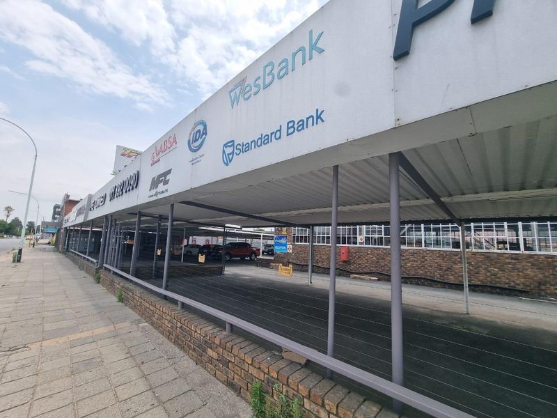 "Maximize Exposure: Showroom & Warehouse on Prime Busy Road" - Photo 9