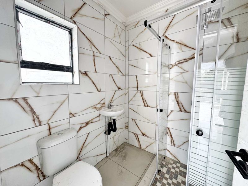 Modern Studio Apartment - Photo 7