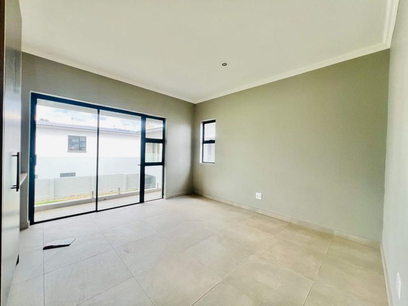 Modern Luxury Living in a prestigious estate - Photo 9