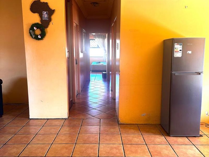 Spacious 3-Bedroom Family Home with Pool and Green Belt Views - Photo 3