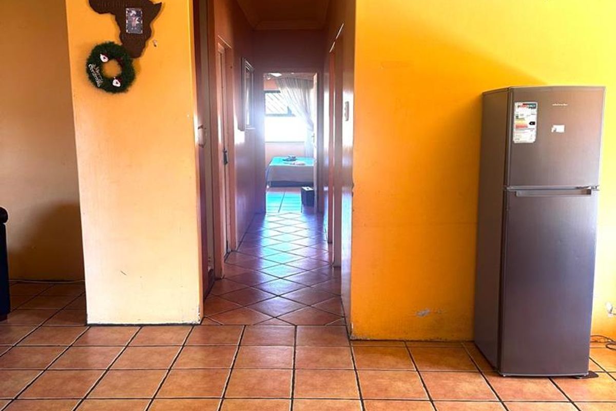 Spacious 3-Bedroom Family Home with Pool and Green Belt Views - Photo 3