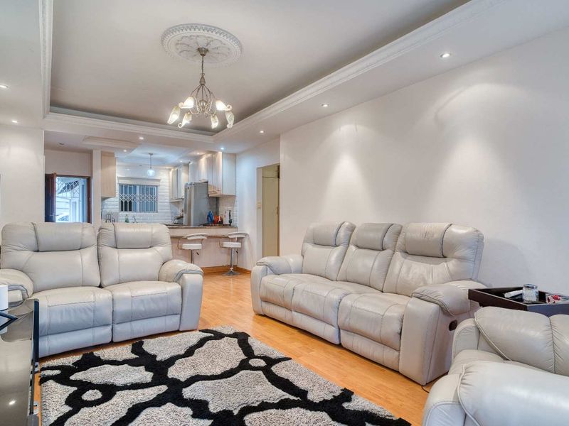 NO STAIRS!! Spacious 3 bedroom 2 bathroom Simplex in sought after Sunningale - Photo 6