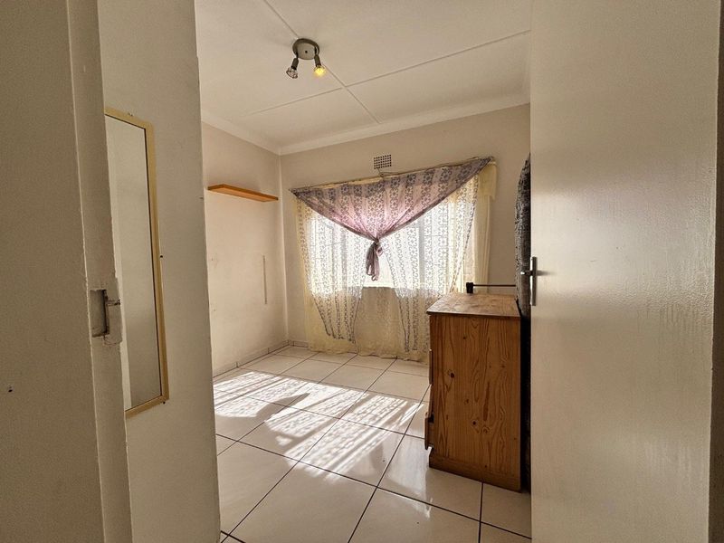 Spacious 3-Bedroom Family Home with Jacuzzi & Entertainment Lapa | Wannenburghoogte, Germiston - Photo 6