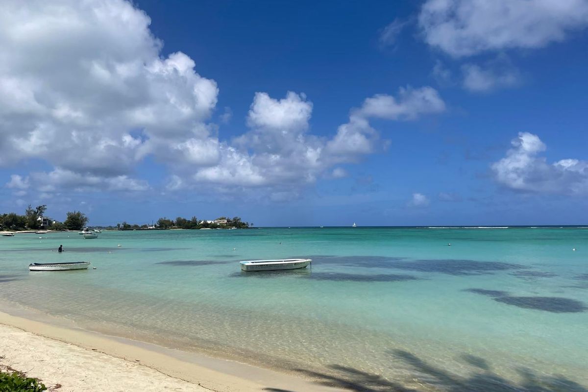 Azure Serenity: A Sanctuary Between Sea and Sky - Photo 2