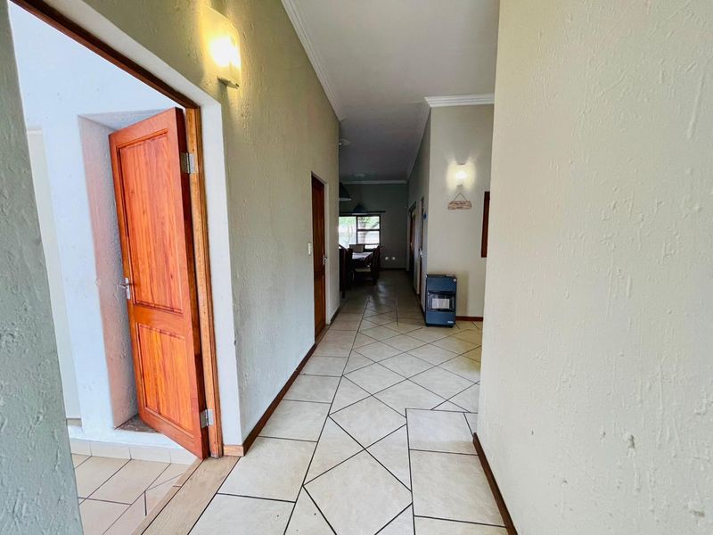 Beautiful family home with spacious living & stunning Garden - Photo 3