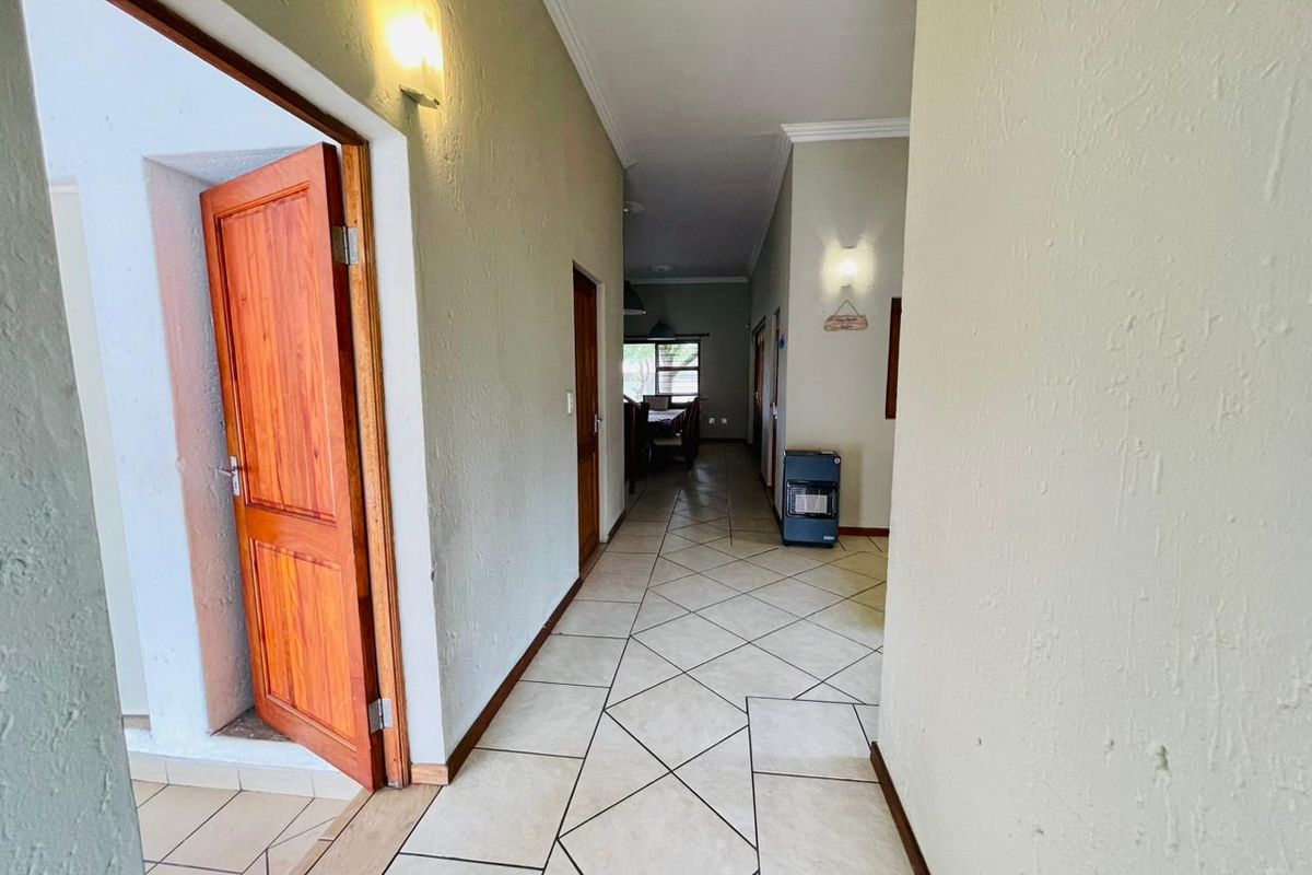 Beautiful family home with spacious living & stunning Garden - Photo 3