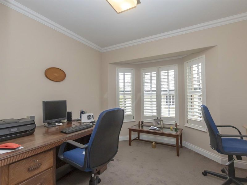 Charming three-bedroom home - Photo 8