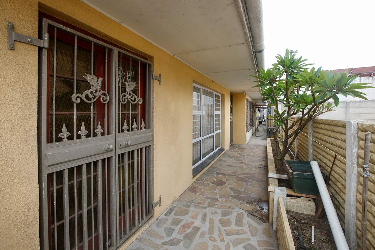 Spacious 5 Bedroom Home in Grassy Park - Photo 5