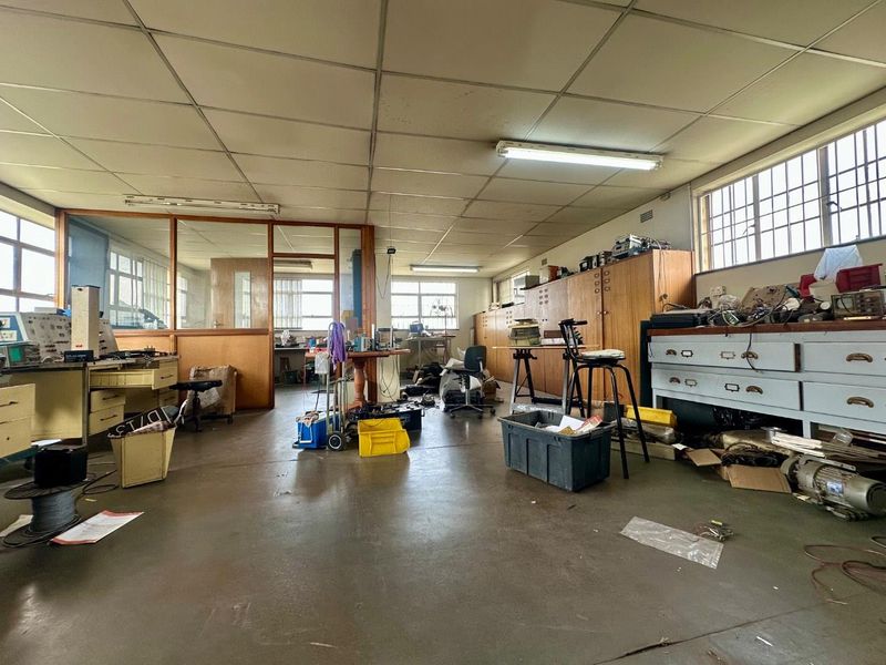 Prime Industrial Property with Office & Workshop Space For Sale in Driehoek, Germiston. - Photo 4
