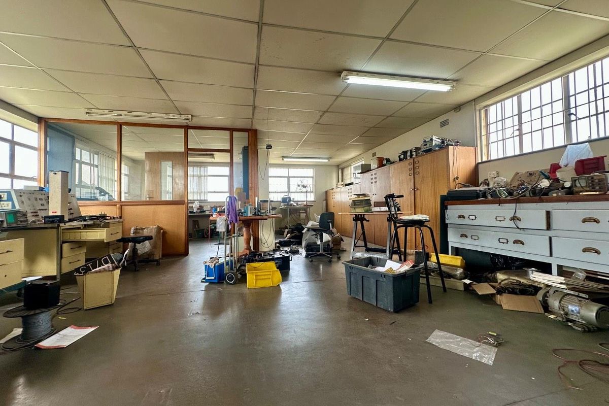 Prime Industrial Property with Office & Workshop Space For Sale in Driehoek, Germiston. - Photo 4