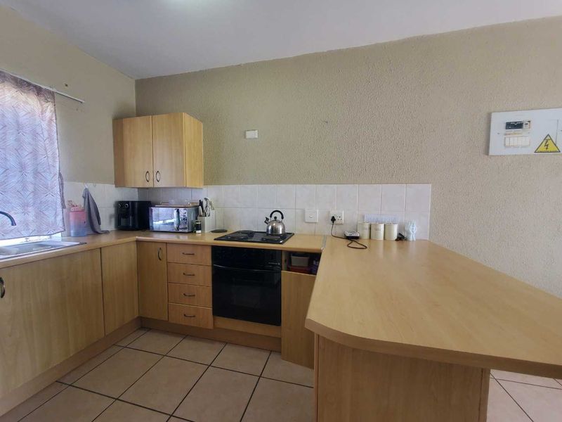 Perfect starter home or investment in Ruimsig Palms! - Photo 3