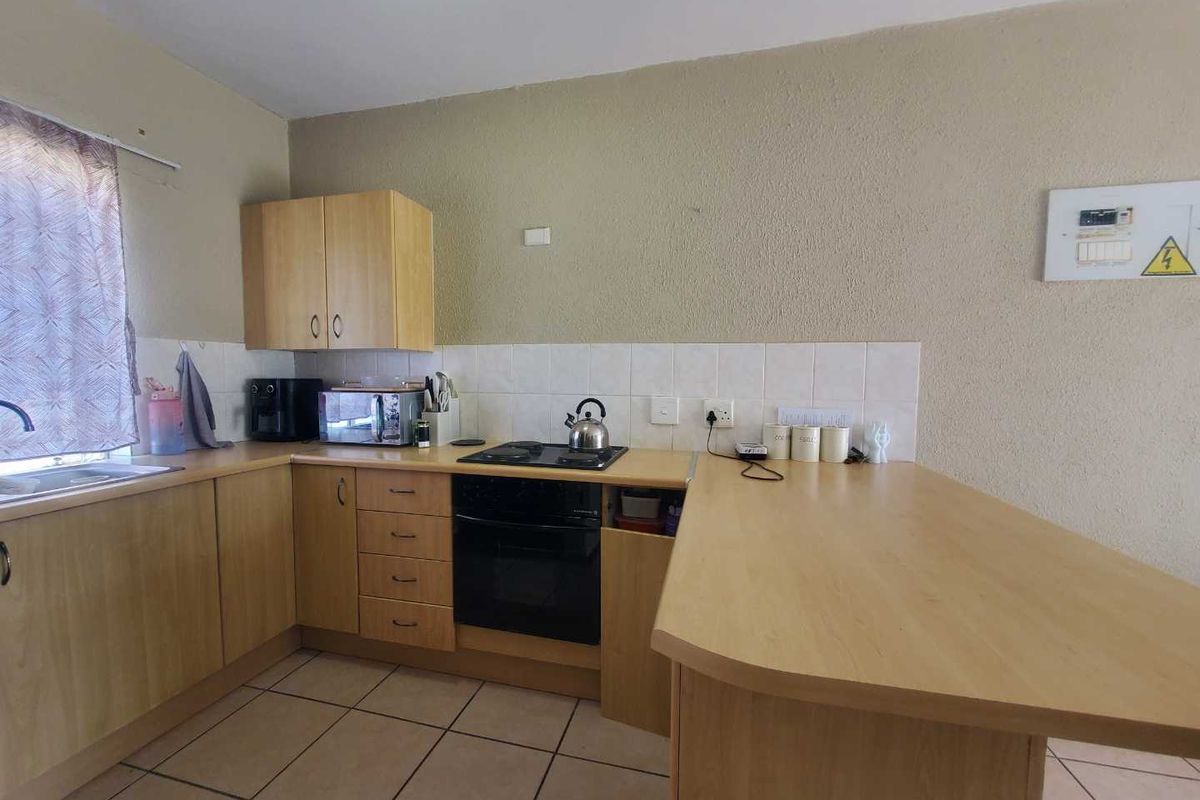 Perfect starter home or investment in Ruimsig Palms! - Photo 3