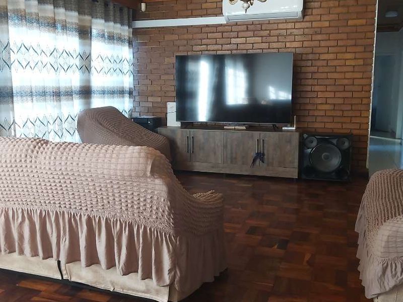 Gorgeous 5 Bedroom home - Photo 2