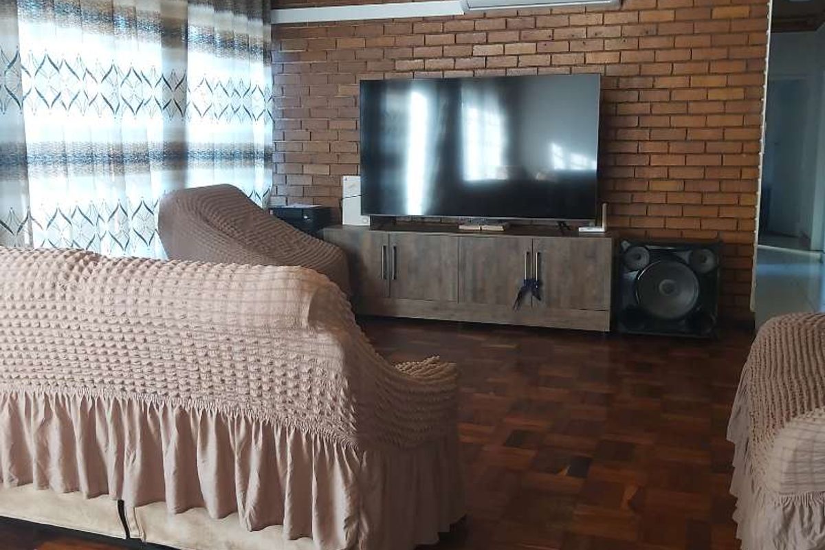 Gorgeous 5 Bedroom home - Photo 2