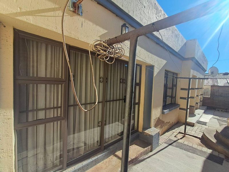 House In Katlehong Not To Be Missed - Photo 8