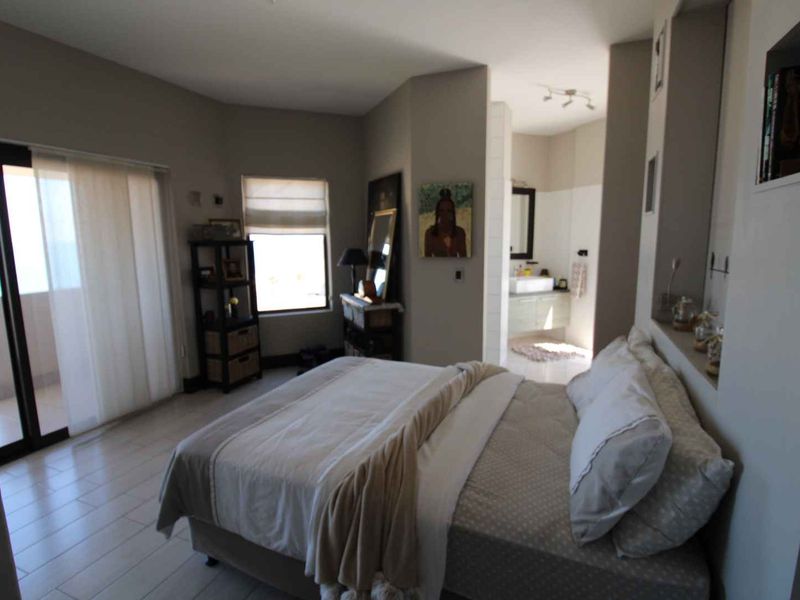 Perfectly positioned sea view property! Relax and unwind in this magnificent family home. - Photo 10