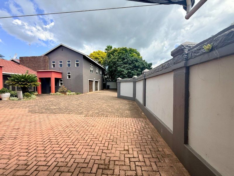 Beautiful Large house for sale in vryheid - Photo 2