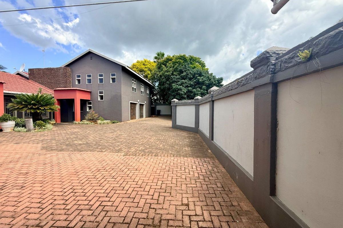 Beautiful Large house for sale in vryheid - Photo 2