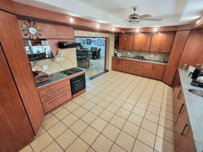 Four bedrooms house for sale in Zandfontein at Leoka Villa AH - Photo 9