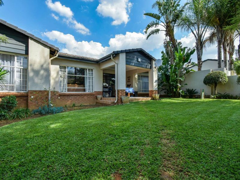 Three bedroom simplex in security complex - Moreleta Park - Photo 1