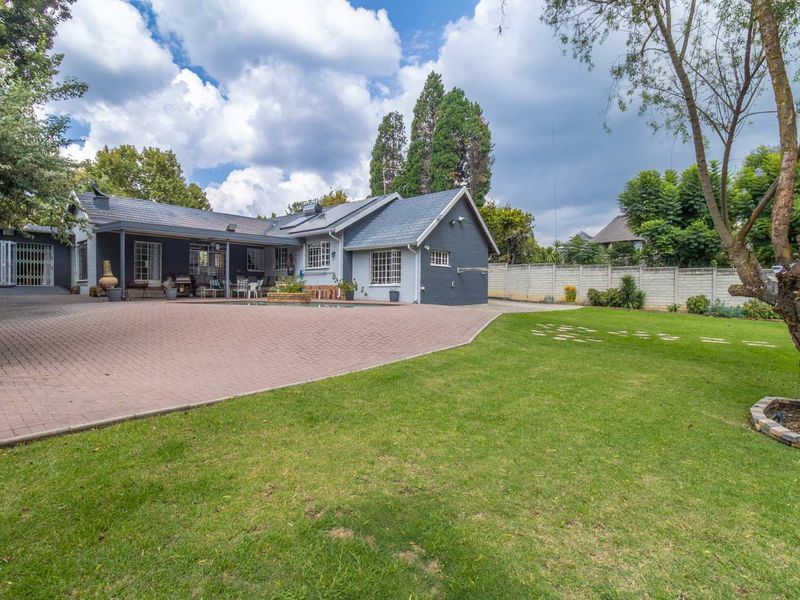 "Eco-Friendly Elegance:  Solar Panels, Inverter and more" - Photo 2