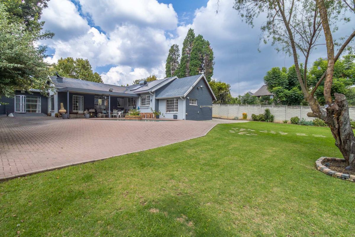 "Eco-Friendly Elegance:  Solar Panels, Inverter and more" - Photo 2