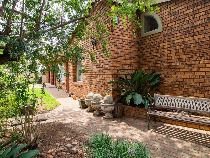 Charming Facebrick home in Mackenzie Park - Photo 6