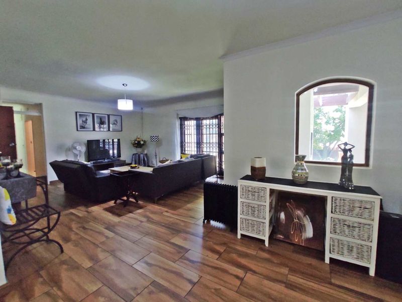 4-Bedroom Family Home in Malanshof - Photo 5