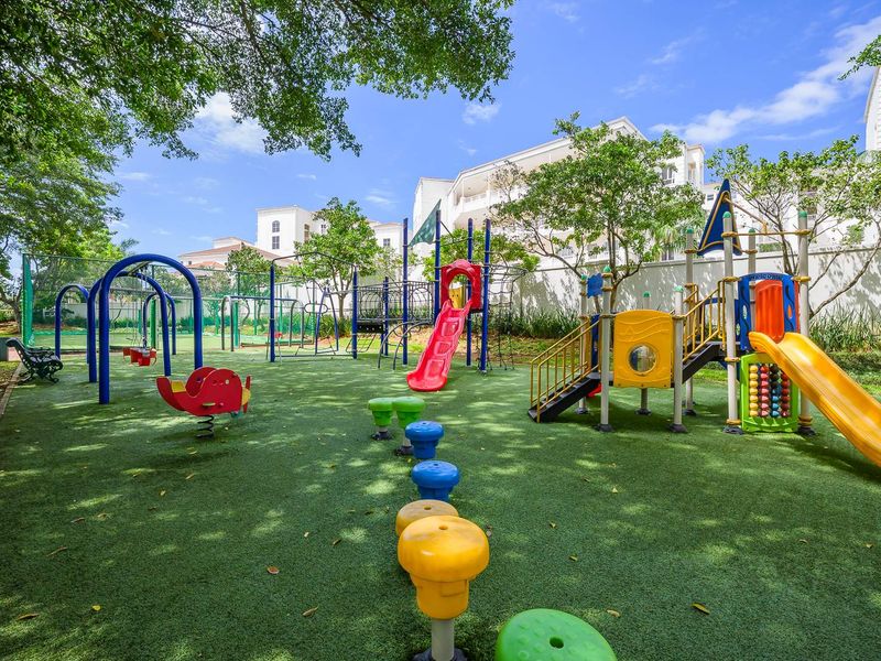 Spacious Family Townhouse with Private Garden in Ilala Ridge Estate - Photo 3