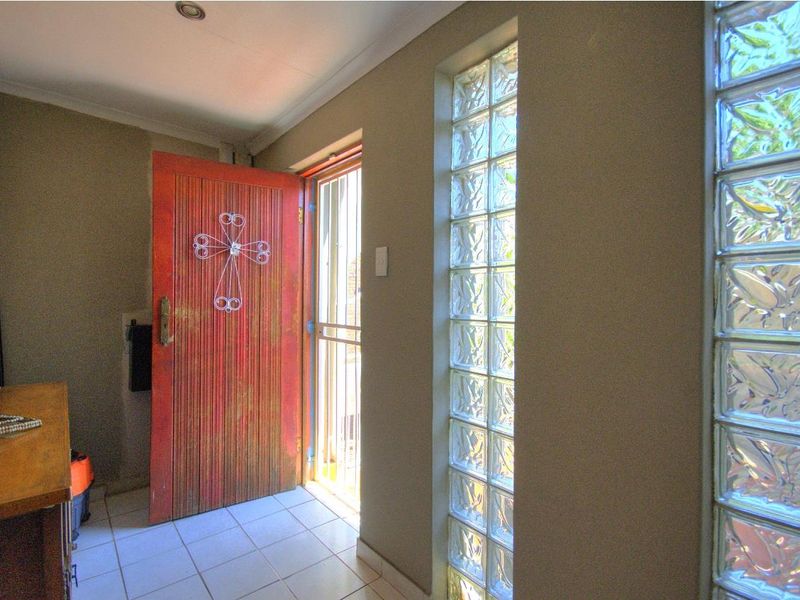 Beautiful Family home with Cottage - Photo 9