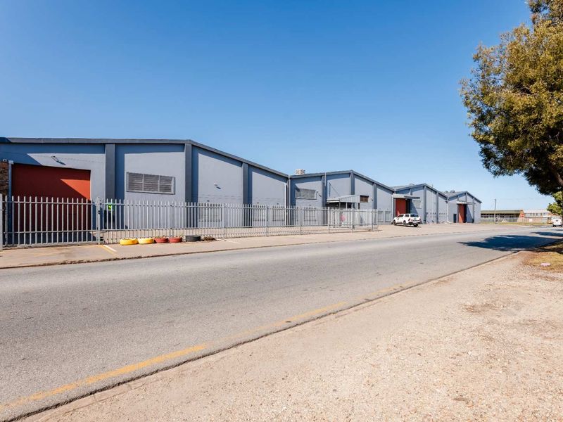 CALLING ALL INVESTORS – LARGE COMMERCIAL BUILDING FOR SALE IN GEORGE INDUSTRIA - Photo 4