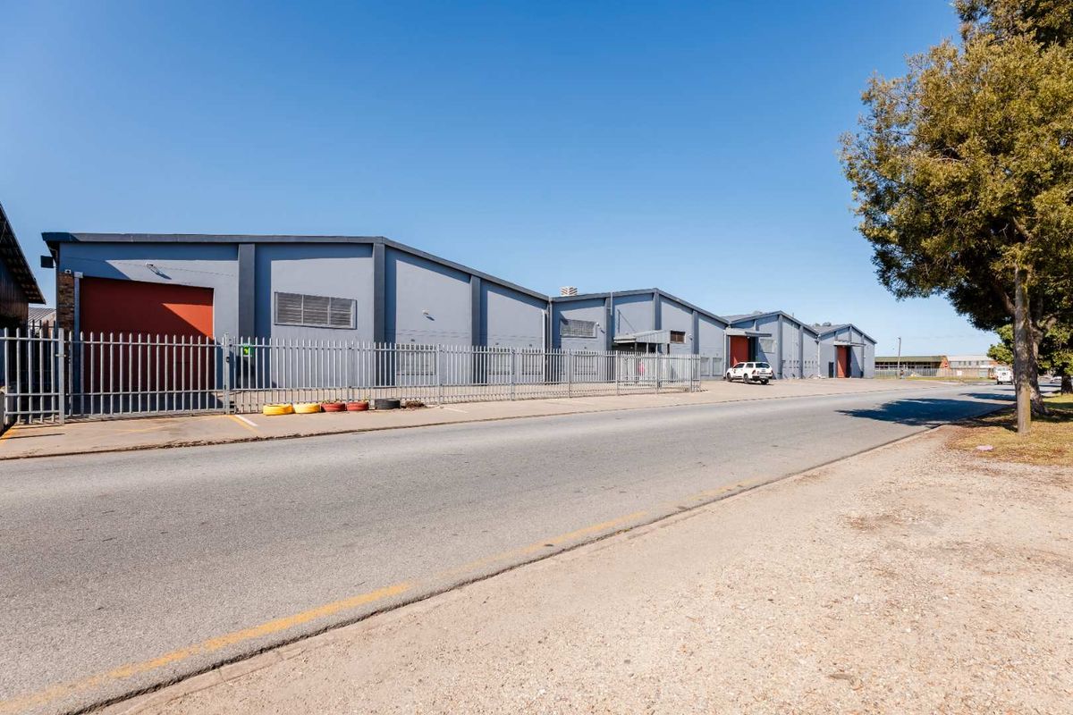 CALLING ALL INVESTORS – LARGE COMMERCIAL BUILDING FOR SALE IN GEORGE INDUSTRIA - Photo 4