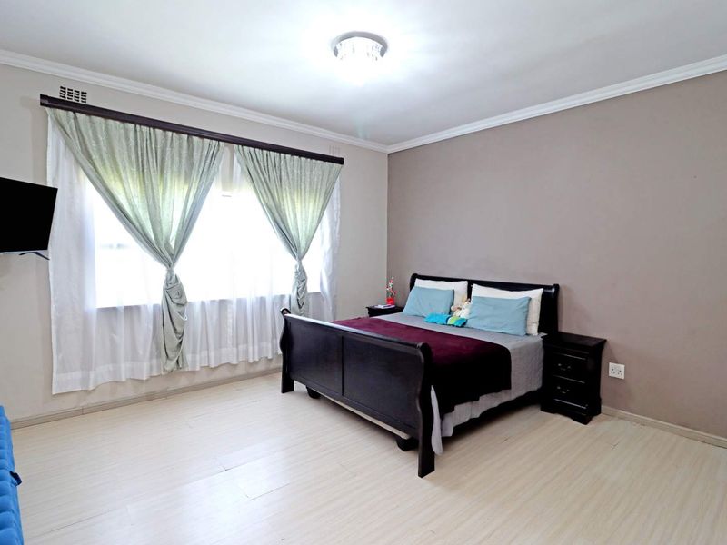 FAMILY HOME SITUATED IN AN ENCLOSED CIRCLE THAT IS LIKE A PARK - Photo 4