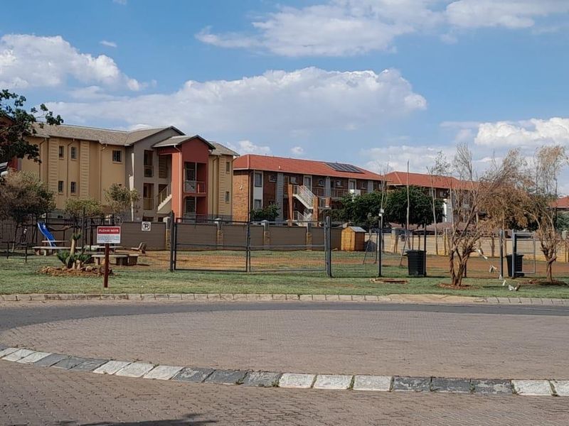 Stunning 2 bedroom unit in secure complex - Photo 1