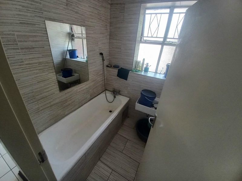 Your Perfect Haven: 2 Bedrooms, Cozy Living Space, Modern Kitchen, and Secure Comfort - Photo 9