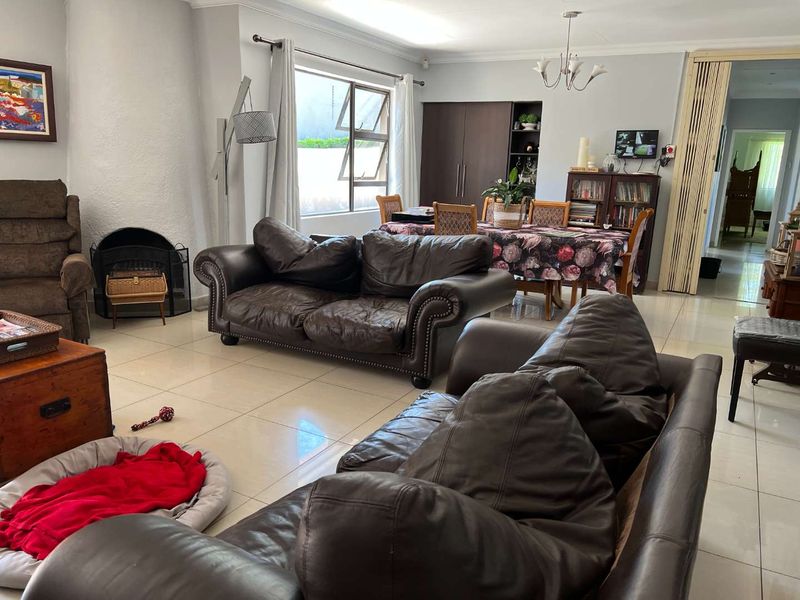 ATTRACTIVE MODERN HOME - Photo 2