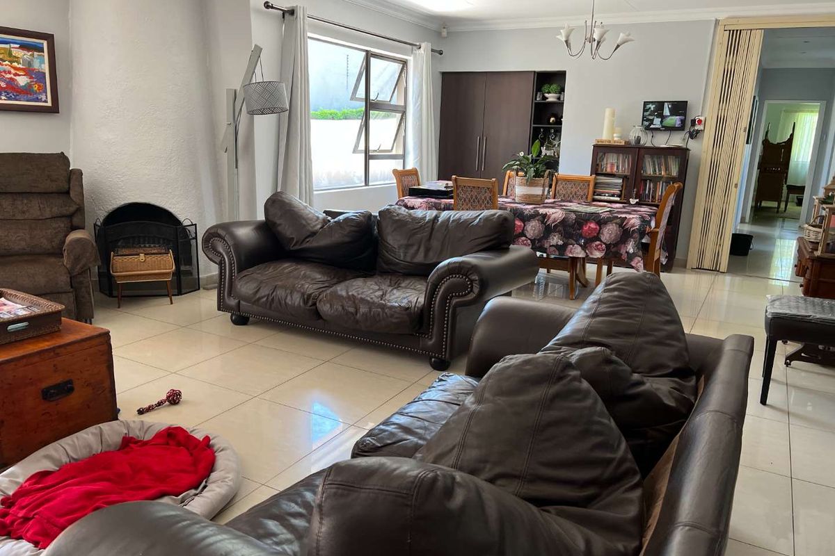 ATTRACTIVE MODERN HOME - Photo 2