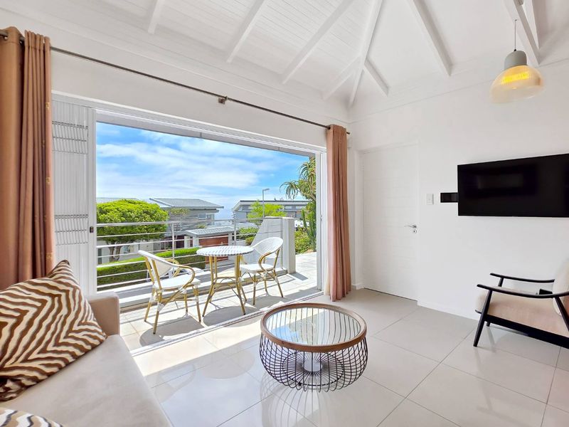 Secluded Comfort: Furnished Apartment with Parking - Photo 3