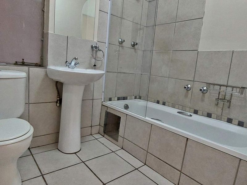 Modern Ground Floor Unit with Pet Friendly Private Garden - Photo 9